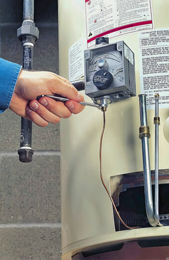 https://claremonthotwater.com.au/uploads/2025/06/hot-water-servicing-22242.jpg