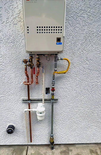https://claremonthotwater.com.au/uploads/2025/06/thermostatic-water-systems-62598.jpg